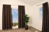 Lagune is een kamerhoge en soepel vallende dim-out met een stoere uitstraling