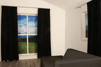 Deze superzachte velours look overgordijn van polyester valt mooi soepel valt en heeft een lichte glans