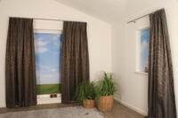 Bologna is een prachtig overgordijn met een gestikte bladeren dessin en is semi-verduisterend, kortom een echte blikvanger