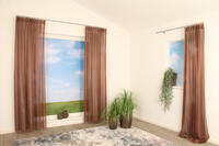 Blair is een vlamvertragende en duurzame transparante inbetween. De stof valt soepel en heeft een mooie glans