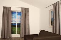 Deze ruimer vallende gordijnstof heeft heeft een geweven structuur en is in meerdere bruine garenkleuren geweven en is semi verduisterend