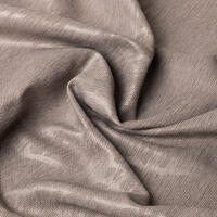 Deze semi-verduisterende gordijnstof heeft een ingeperst grafisch dessin op een gemêleerd gronddoek