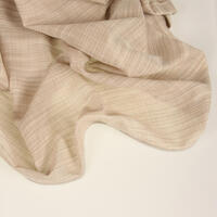 Inbetween Medina valt soepel, heeft een licht geruit patroon en geeft een warme sfeer aan uw interieur