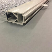 Transparant deurgordijn met zwarte details en een afmeting van 90x220 cm