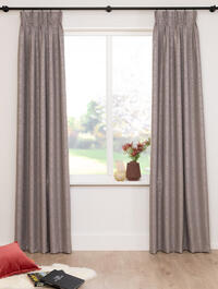 Deze semi-verduisterende gordijnstof heeft een ingeperst grafisch dessin op een gemêleerd gronddoek