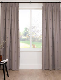 Deze ruimer vallende gordijnstof heeft heeft een geweven structuur en is in meerdere bruine garenkleuren geweven en is semi verduisterend