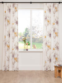 Soepel vallende fijn geweven gordijnstof met een kleurig aquarel bloemmotief