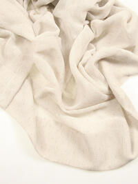 Deze kamerhoge brandvertragende inbetween is geweven in meerdere kleuren waardoor een gemêleerd gordijn ontstaat