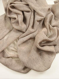 Deze kamerhoge brandvertragende inbetween is geweven in meerdere kleuren waardoor een gemêleerd gordijn ontstaat