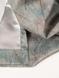 Lumina Reflect is een gladde dim-out overgordijnstof met een grafische print van gemêleerde kleuren