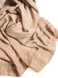 Deze prachtige inbetween van mesh stof is geweven met meerkleurige garens.