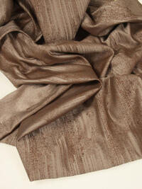 Deze mooie overgordijnstof biedt veel privacy en draagt bij aan een betere isolatie en verbeterd de akoestiek in de ruimte