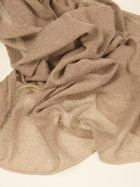 Inbetween Crumble is een kamerhoge en soepelvallende inbetween gemaakt van wat dikkere garens