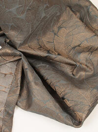 Bologna is een prachtig overgordijn met een gestikte bladeren dessin en is semi-verduisterend, kortom een echte blikvanger