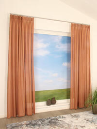 Glamis is een elegante vitrage met een subtiele glans. Door de fijne structuur geeft deze stof een mooie filtering van het licht.