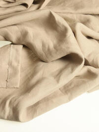 Overgordijn Naturlin is een soepelvallende 100% linnen gordijnstof die warmte en sfeer aan je interieur geeft