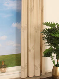 Parnell is een brandvertragend overgordijn met een tekening van de pluimpjes van pampasgras en heeft een zachte uitstraling