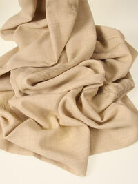 Parnell is een brandvertragend overgordijn met een tekening van de pluimpjes van pampasgras en heeft een zachte uitstraling