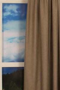 Soepelvallende lichtglanzende overgordijnstof met weefstructuurnzende overgordijnstof met weefstructuur. De grijsbruine basis wordt geaccentueerd met warmgrijze meegeweven draden