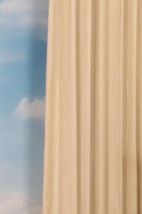 Inbetween Fierce is een elegante gordijnstof met een prachtig linneneffect