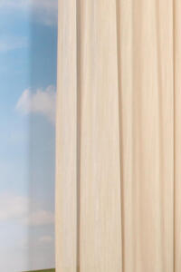 Glamis is een elegante vitrage met een subtiele glans. Door de fijne structuur geeft deze stof een mooie filtering van het licht