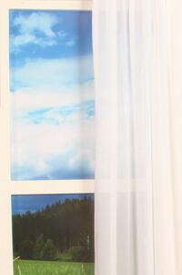 Hedon is een fijn geweven vitragestof en is voorzien van een blokpatroon. De blokken worden geaccentueerd door een verdikte grijs/witte draad met kleurverloop