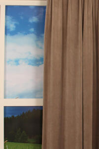 Deze superzachte velours look overgordijn van polyester valt mooi soepel valt en heeft een lichte glans