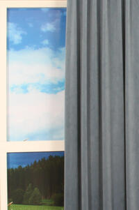 Deze superzachte velours look overgordijn van polyester valt mooi soepel valt en heeft een lichte glans