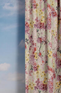 Fresno valt erg soepel en heeft een fleurig bloemenpatroon