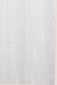 Vitrage met zichtbare weefstructuur en licht sablé effect. Met dikkere glanzende ingeweven lengtestreepjes.