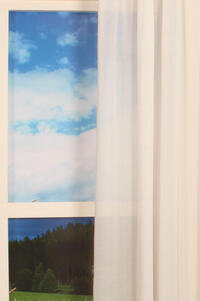 Prachtige soepelvallende inbetween met een motief van lengte strepen