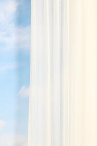 Open vitrage van glansgaren. Hier en daar zitten er wat verdikkingen in het garen voor een speels effect