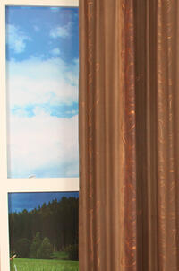 Dit overgordijn valt soepel en heeft een prachtig banen patroon met gouden opdruk