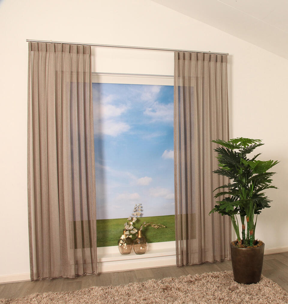 Huven is een mooi vallende vitrage van zware kwaliteit in de kleur goudbruin