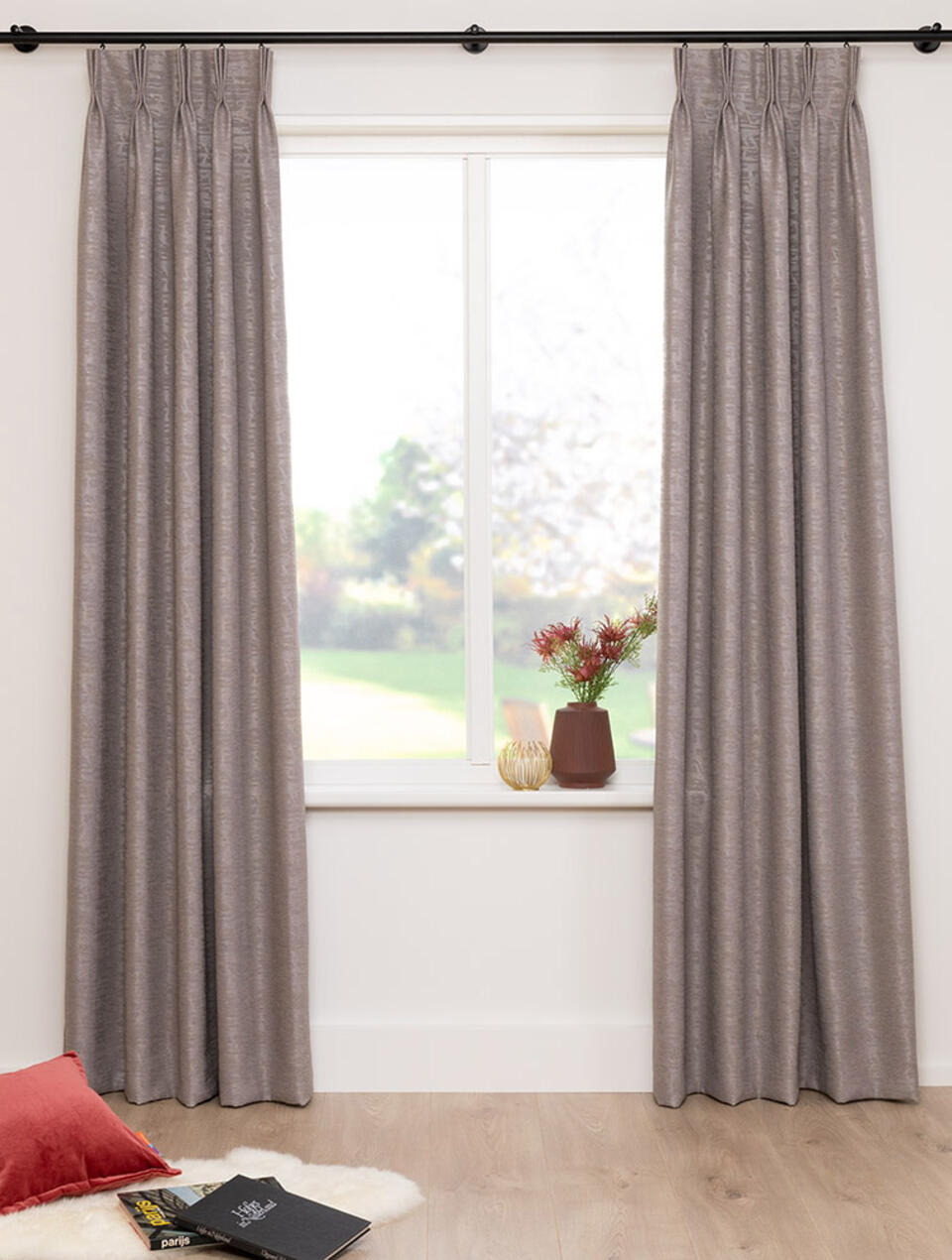 Deze semi-verduisterende gordijnstof heeft een ingeperst grafisch dessin op een gemêleerd gronddoek