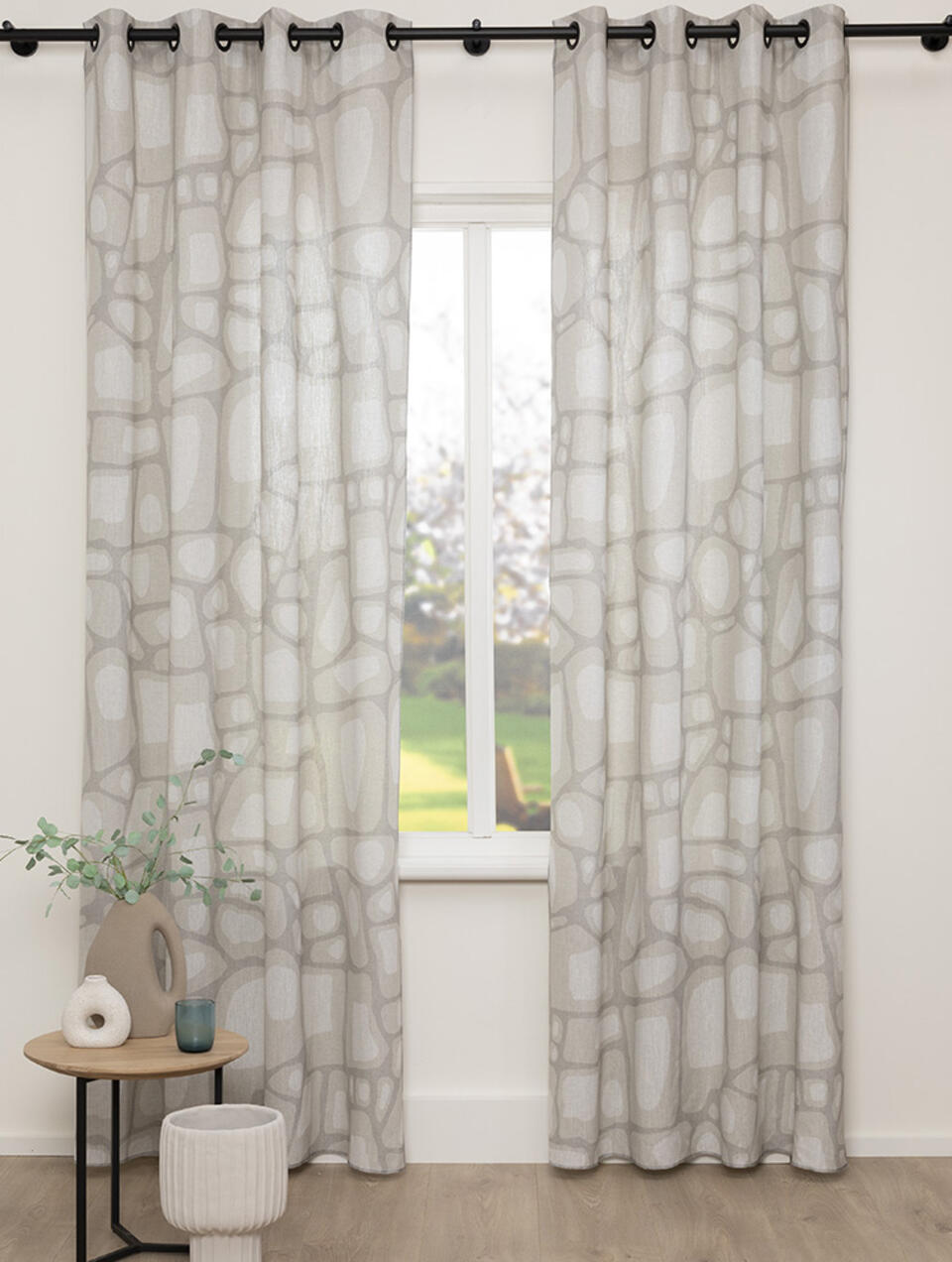 Deze soepele gordijnstof met een grote stoere organische print die wat weg heeft van keien