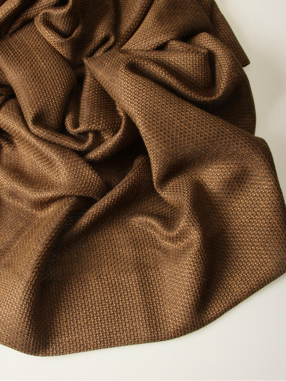 Overgordijn Hamoir is een rijke kamerhoge stof die zacht aanvoelt