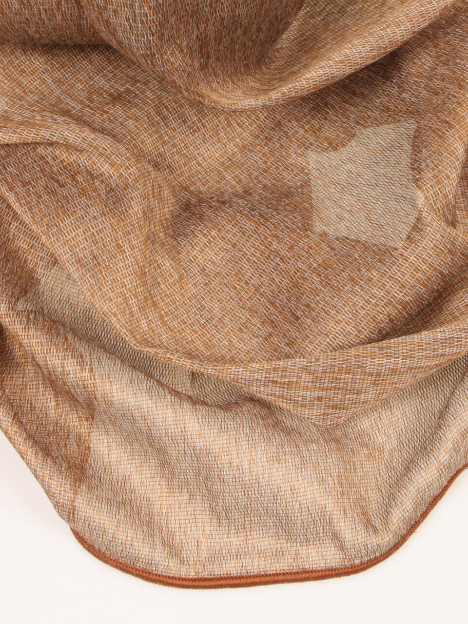 Aubel is een kamerhoge lichte vitragestof, met een verfijnde weving en een combinatie van okertinten en natuurlijke kleuren