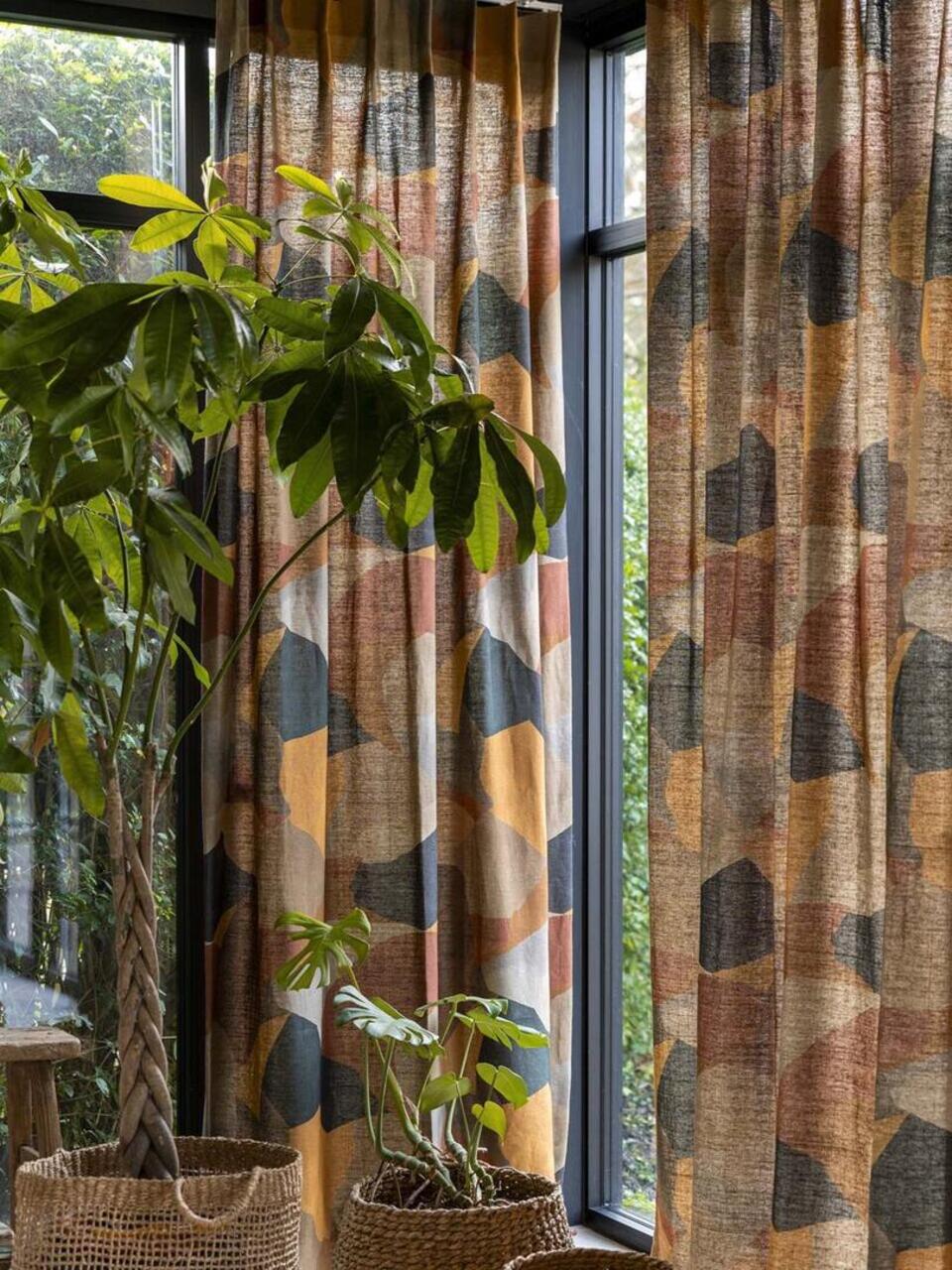 Pieton is een 100% linnen stof die prachtige bedrukking heeft en die jouw interieur een heel eigen persoonlijkheid geeft