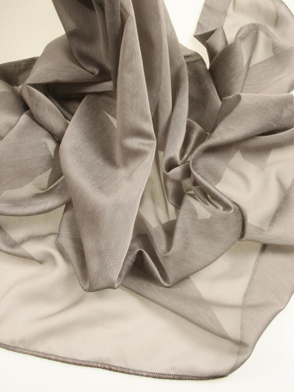 Olympus is een brandvertragende inbetween, geweven van dunne garen met een lichte glans