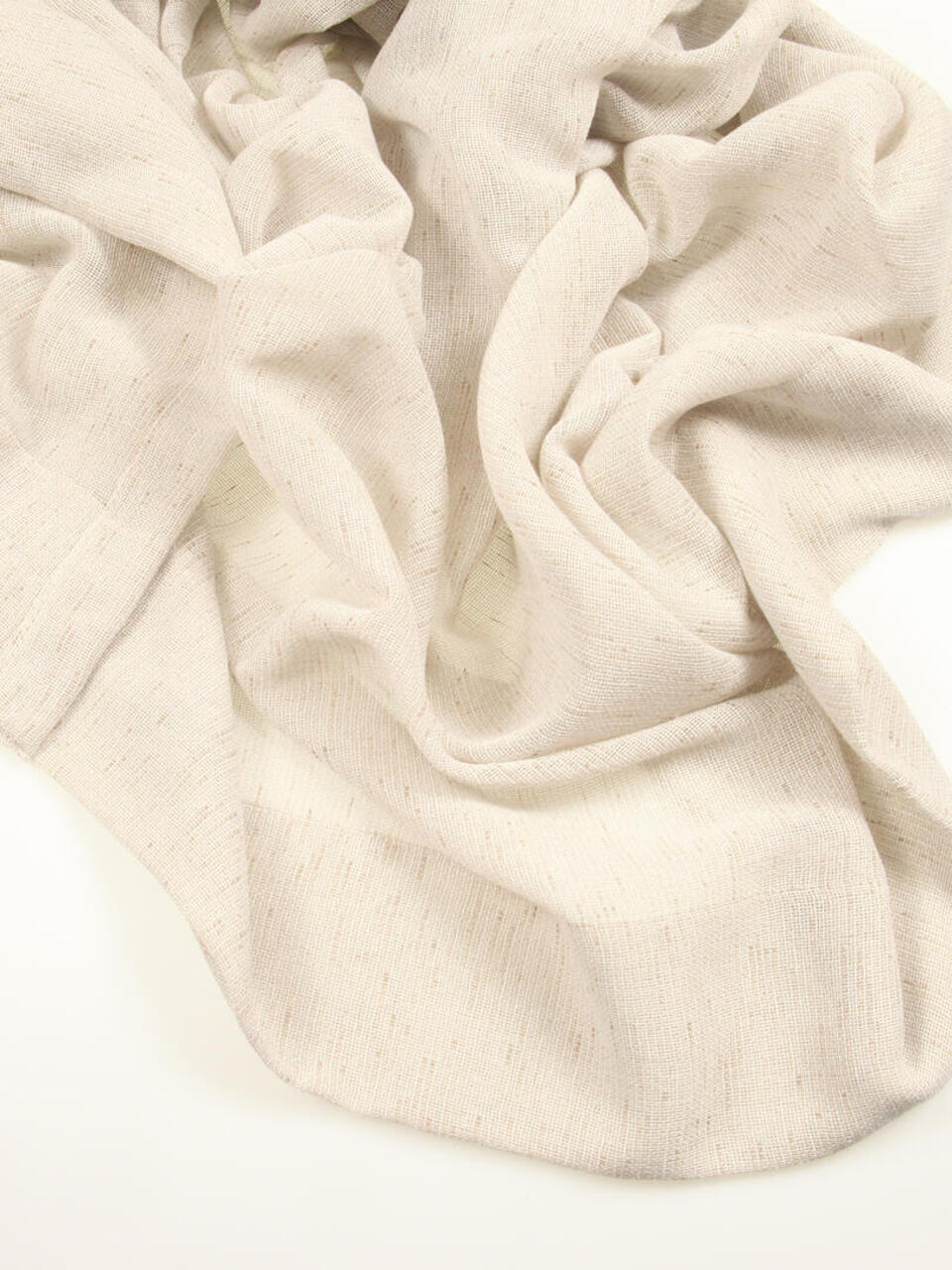 Deze kamerhoge brandvertragende inbetween is geweven in meerdere kleuren waardoor een gemêleerd gordijn ontstaat