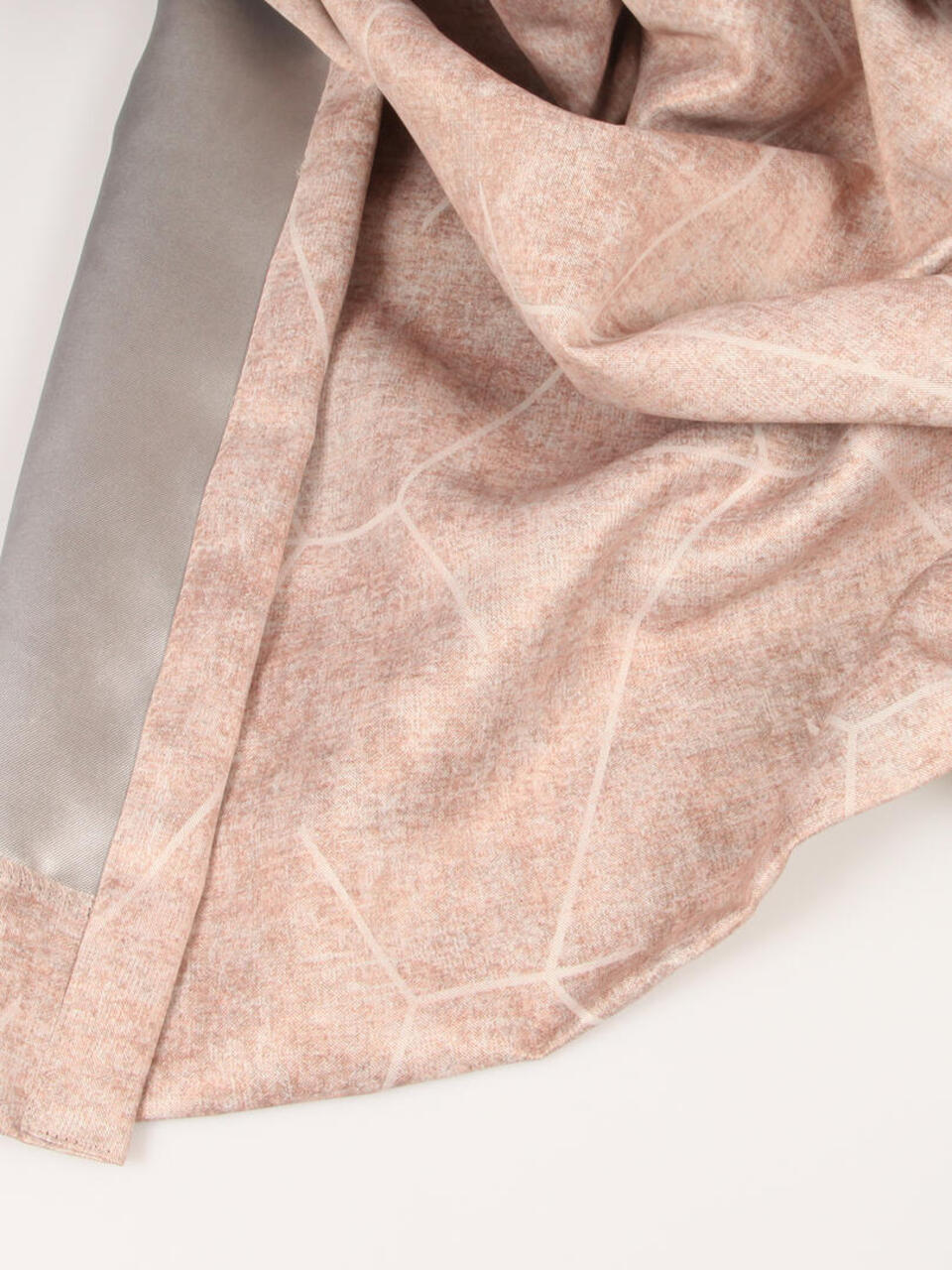 Lumina Reflect is een gladde dim-out overgordijnstof met een grafische print van gemêleerde kleuren