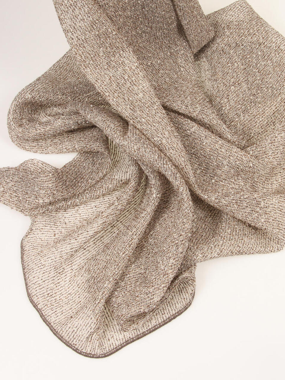 Deze grof geweven Inbetween is een lichtere kwaliteit en valt erg mooi in de plooi