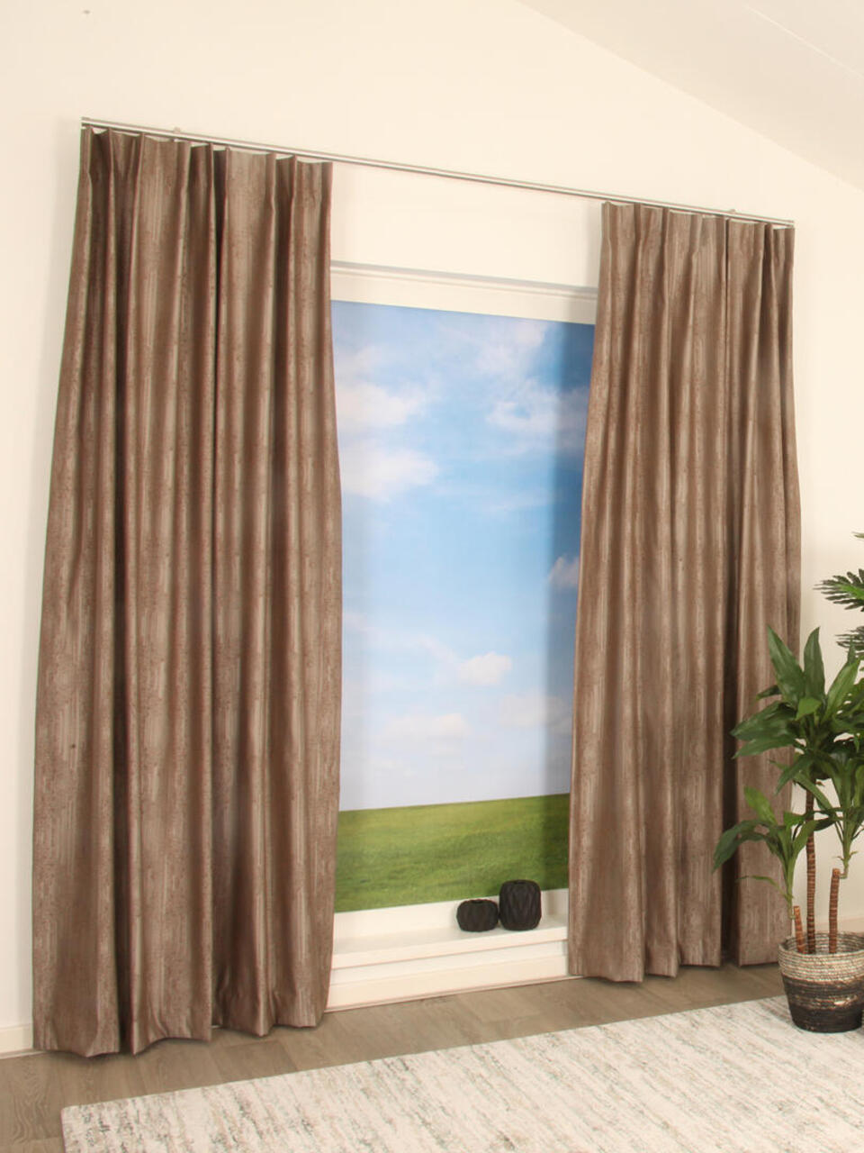 Deze mooie overgordijnstof biedt veel privacy en draagt bij aan een betere isolatie en verbeterd de akoestiek in de ruimte