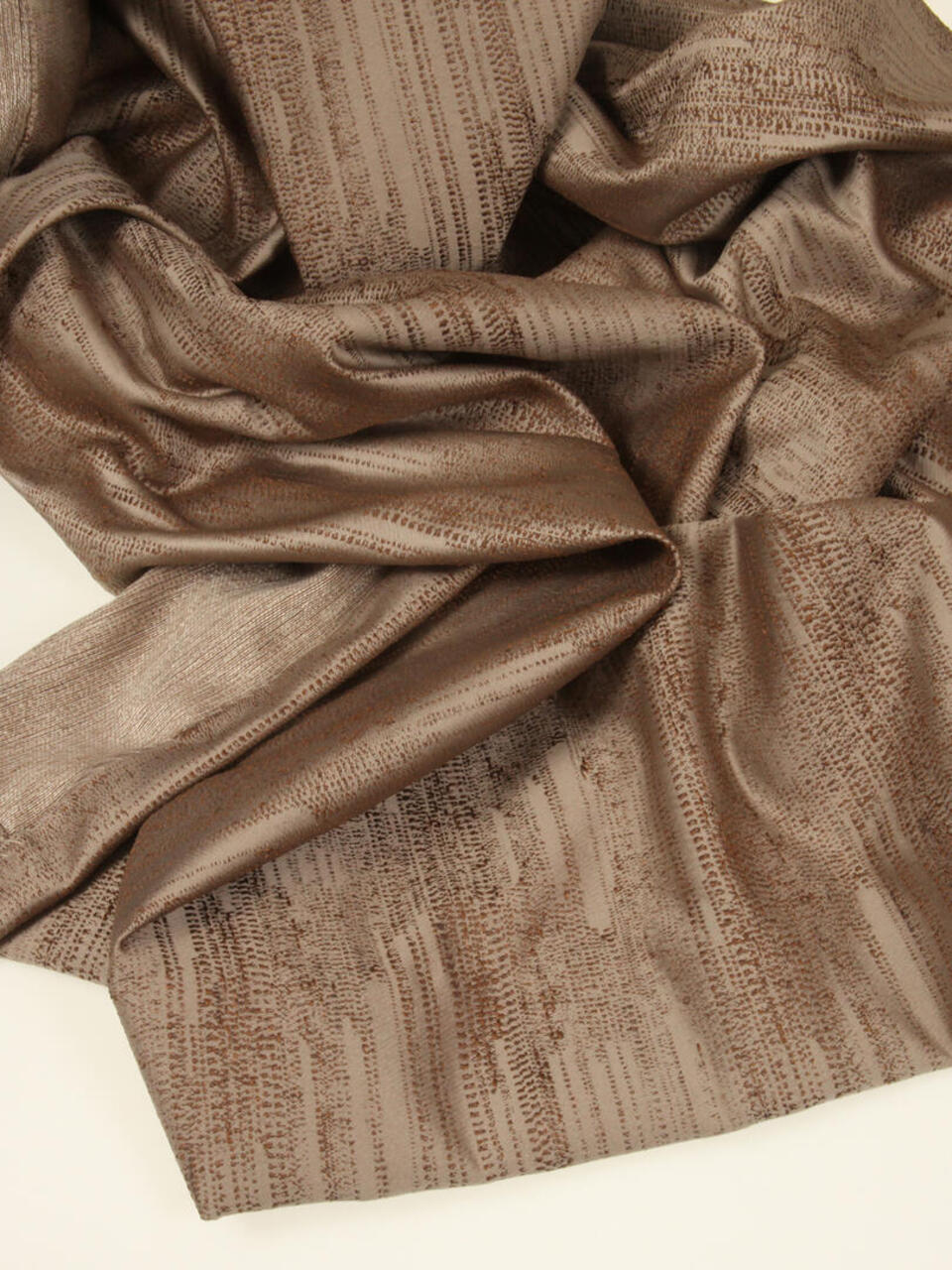 Deze mooie overgordijnstof biedt veel privacy en draagt bij aan een betere isolatie en verbeterd de akoestiek in de ruimte