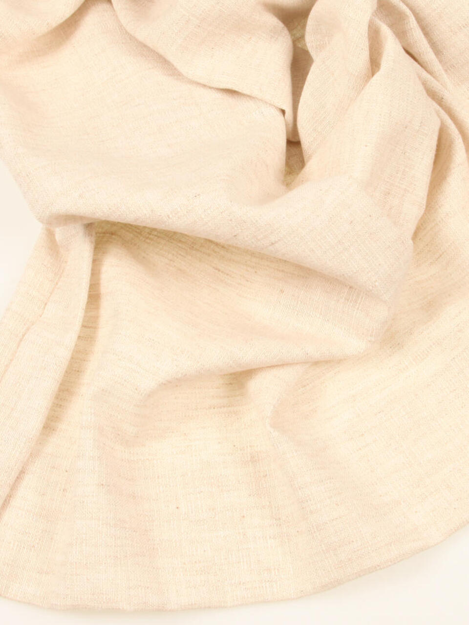 Herba is een kamerhoog overgordijn met een vleugje linnen die nog redelijk veel licht doorlaat