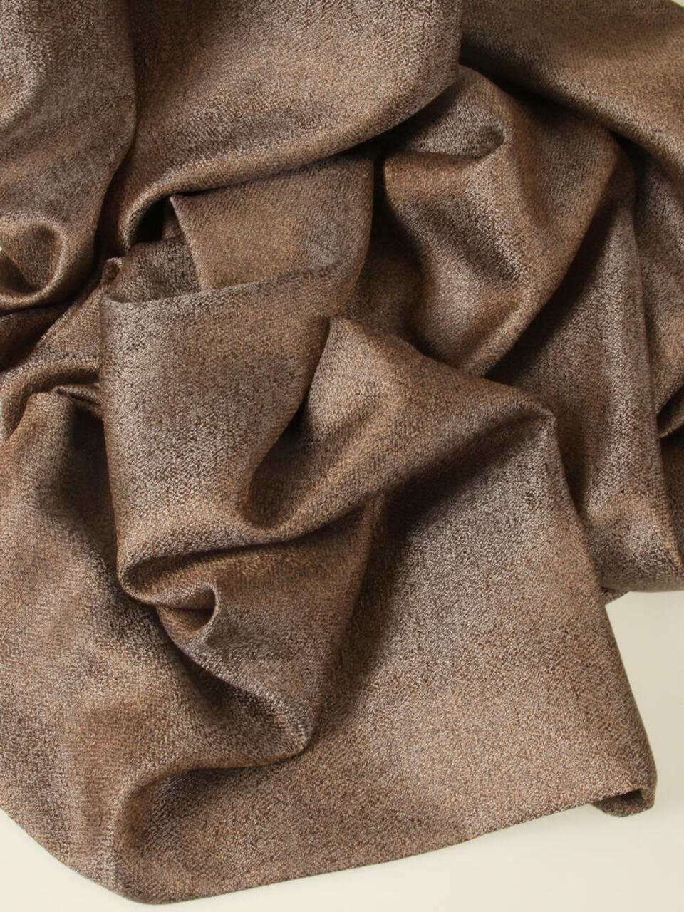 Platina is een kamerhoge jacquard geweven stof dat vervaardigd is uit meerdere kleuren garens, heeft een mooie glans en valt soepel