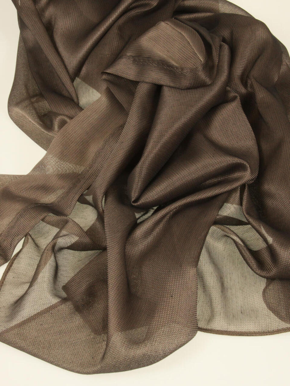 Blair is een vlamvertragende en duurzame transparante inbetween. De stof valt soepel en heeft een mooie glans