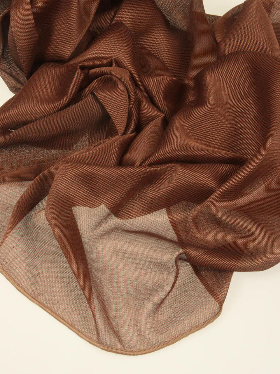 Blair is een vlamvertragende en duurzame transparante inbetween. De stof valt soepel en heeft een mooie glans