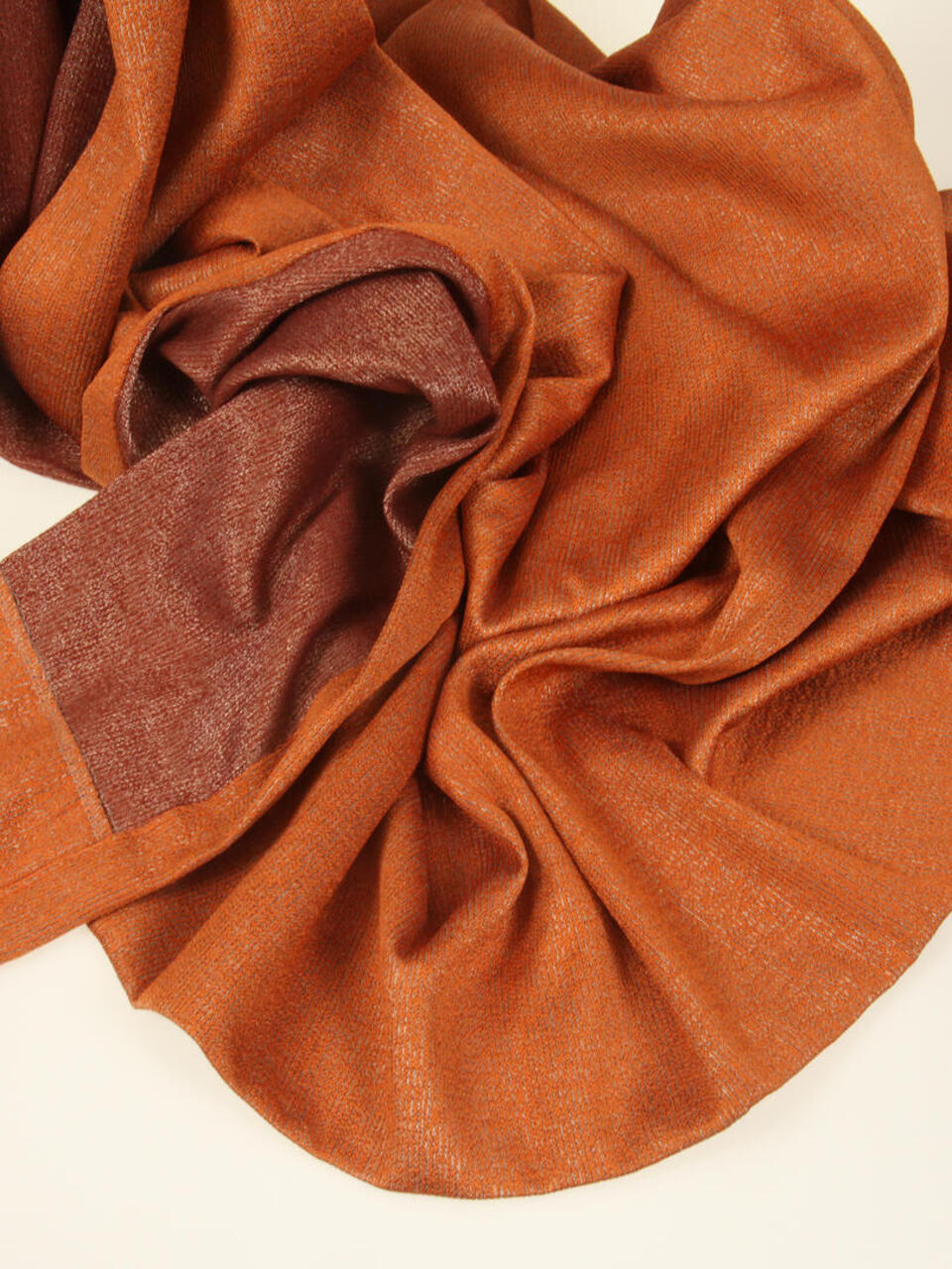 Overgordijn Gloucester is een gordijnstof met een twee gezichten. Door de luxe uitstraling van beide zijden kan je ervoor kan kiezen welke kant je voor wil hebben.